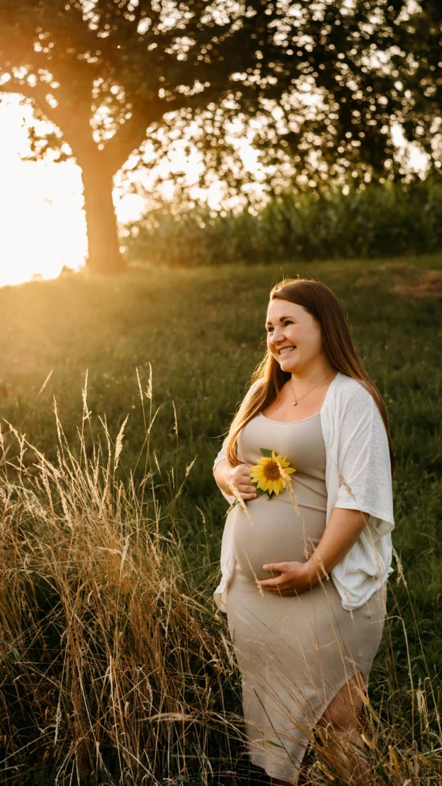 Ein paar Summervibes 🌻🌻🌻 nach diesen nassen Tagen ☔️
—————————
#elligraphie #babybauch #sonnenblumenfeld #maternitysession