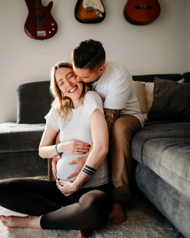 Ach ihr zwei 🥰 und bald schon zu dritt… 🤍
——————
So viel  L I E B E  gabs bei dieser schönen homesession. 🫶🏼

#elligraphie #homesession #babybelly #babybellyshooting #babybellyhomestory #maternityphotography #maternityhomeshoot #homestory #babybauchfotografie #babybauchhomestory #schwangerschaftsshooting 

BABYBAUCH
FOTOGRAFIE 
BABYBELLYSESSION
