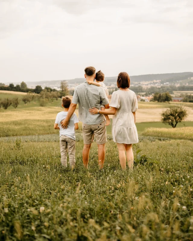 f a m i l y s e s s i o n .
——————
Heute darf ich euch einen kleinen Einblick in eine ganz wunderbare Familiensession, die im Sommer stattfand, geben. 🌅
——————
#elligraphie #family #familienfotos #familiensession #sonnenuntergangfotografie #patchworkfamily #familie #outdoorfotografie 

FAMILIENFOTO
FAMILIE
BABYFOTOGRAFIN
